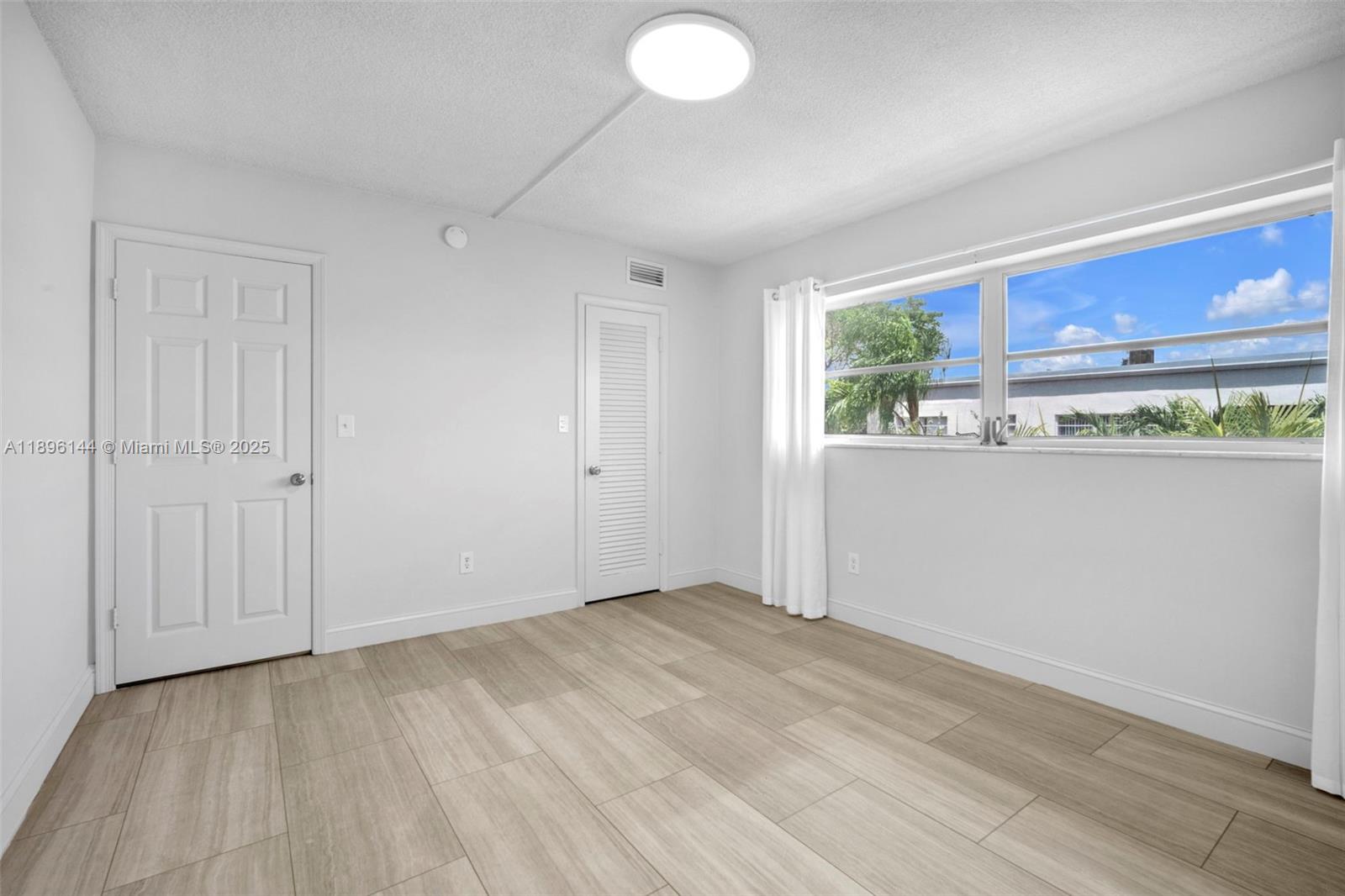 See details / 690 sq. ft. $ 2025-10-14 0 Photo