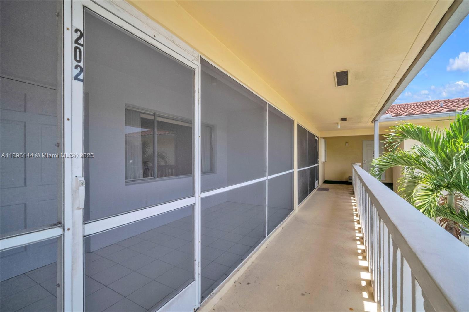 See details / 690 sq. ft. $ 2025-10-14 0 Photo