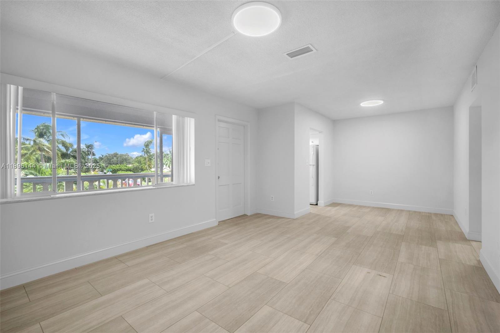 See details / 690 sq. ft. $ 2025-10-14 0 Photo