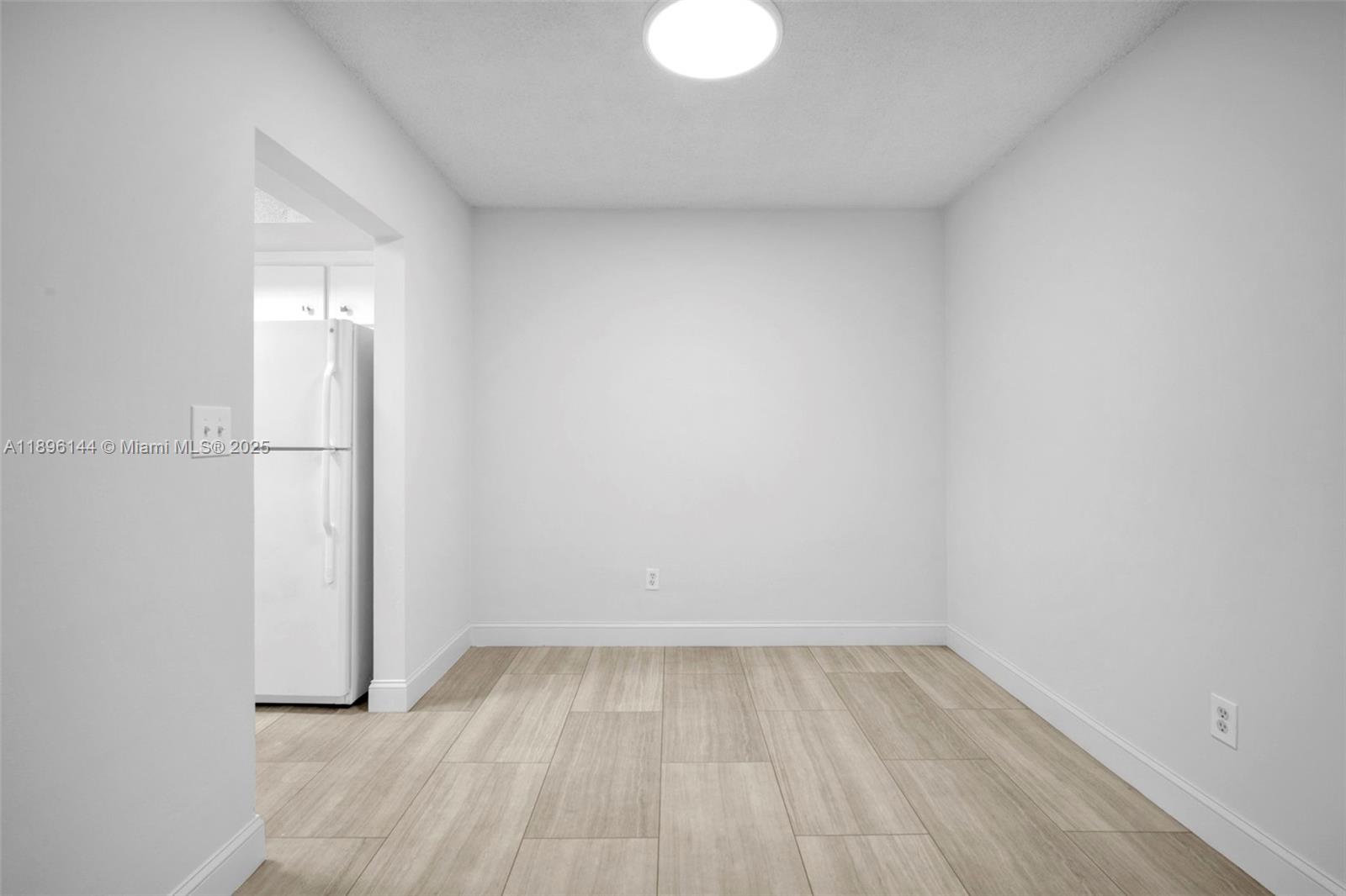 See details / 690 sq. ft. $ 2025-10-14 0 Photo