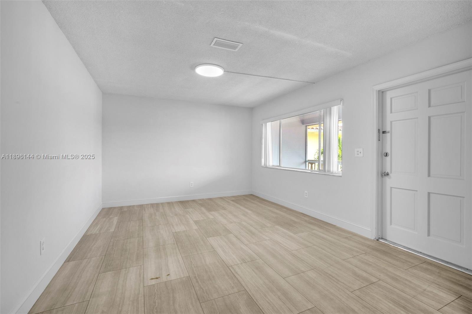 See details / 690 sq. ft. $ 2025-10-14 0 Photo