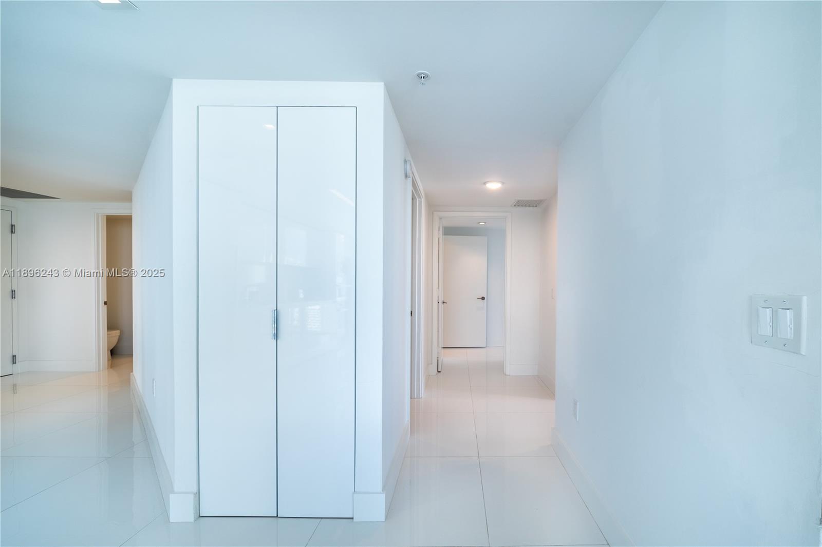 4-1901 3 / 4 1892 sq. ft. $ 2025-10-14 0 foto