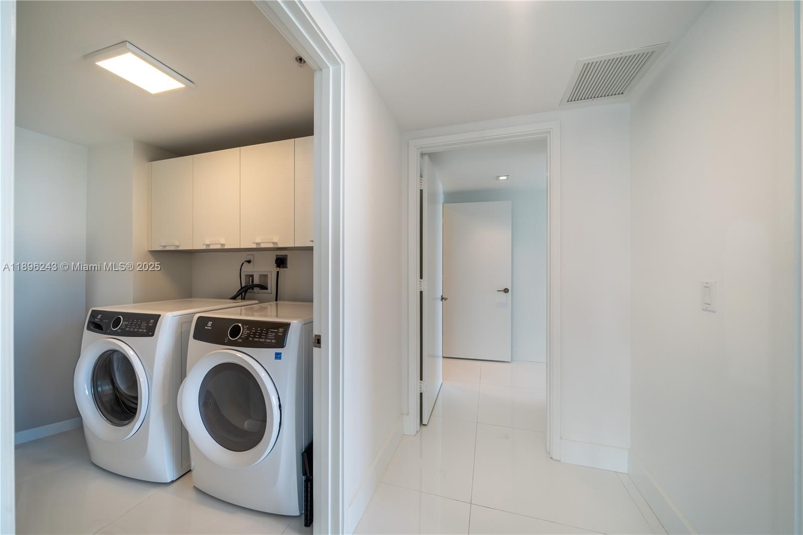 4-1901 3 / 4 1892 sq. ft. $ 2025-10-14 0 foto