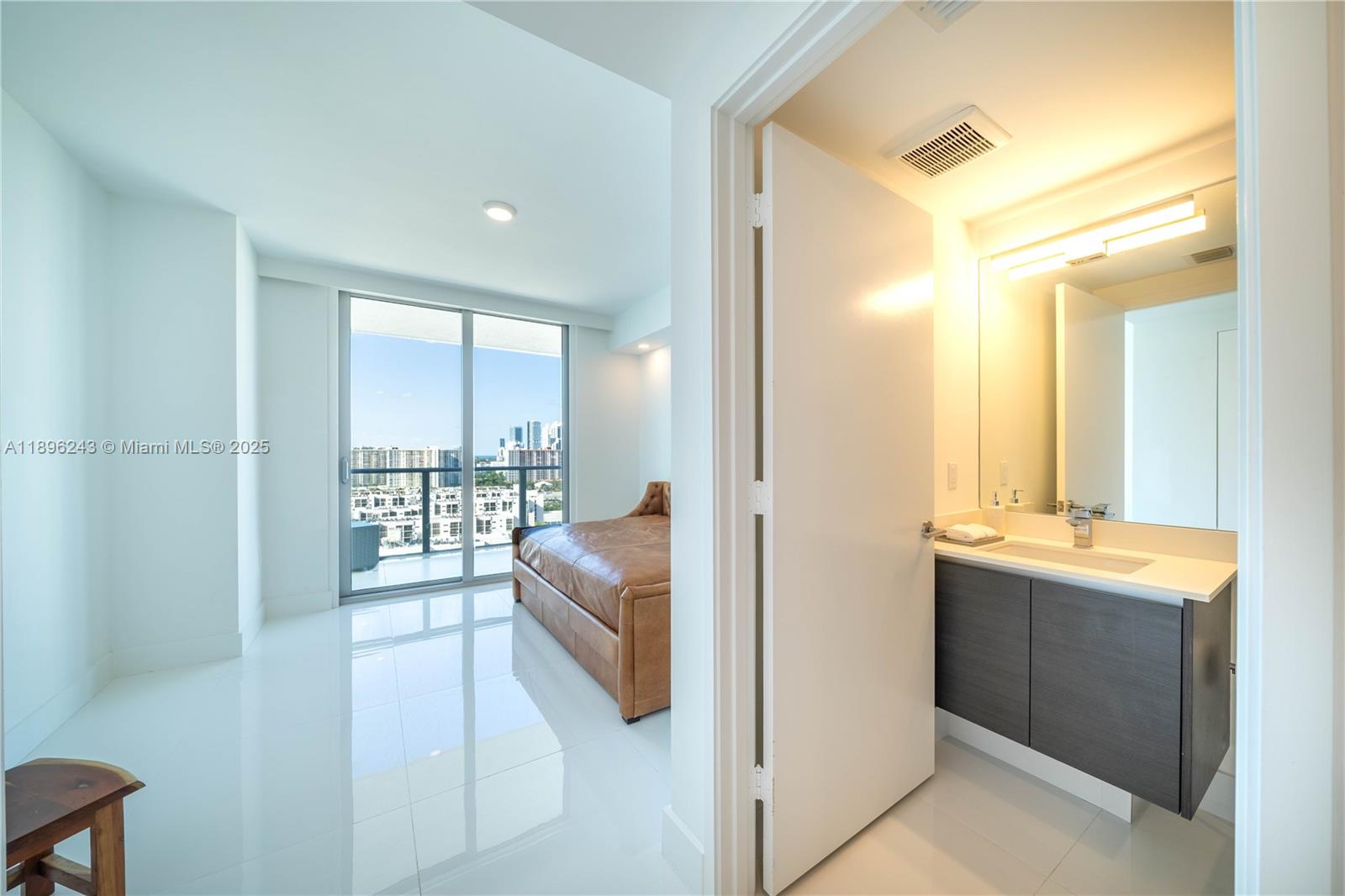 4-1901 3 / 4 1892 sq. ft. $ 2025-10-14 0 foto