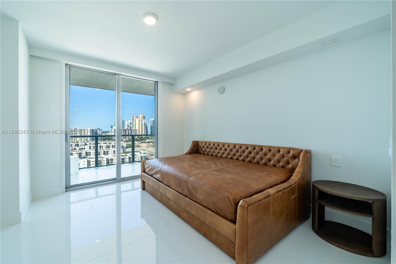 4-1901 3 / 4 1892 sq. ft. $ 2025-10-14 0 foto