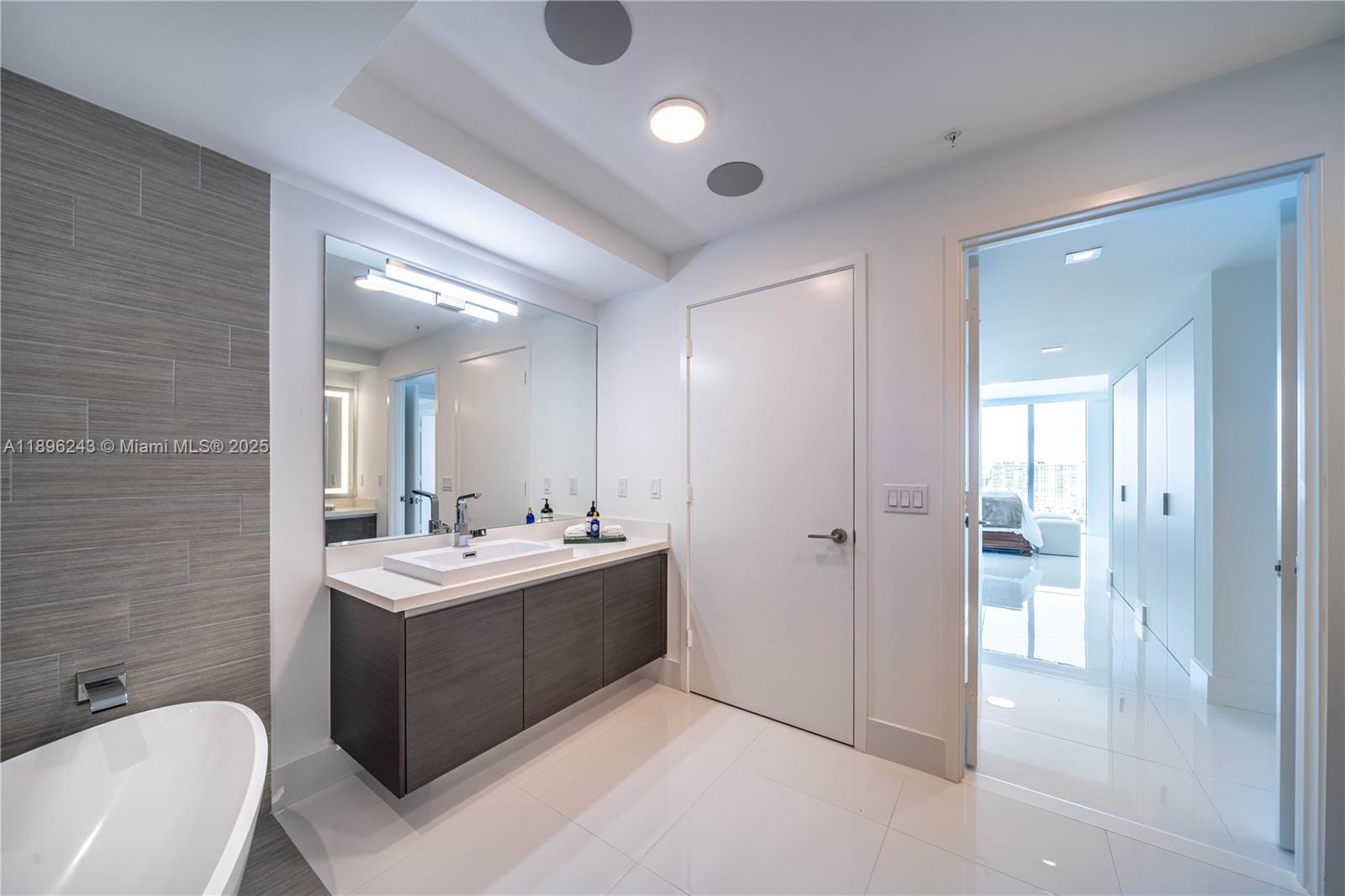 4-1901 3 / 4 1892 sq. ft. $ 2025-10-14 0 foto