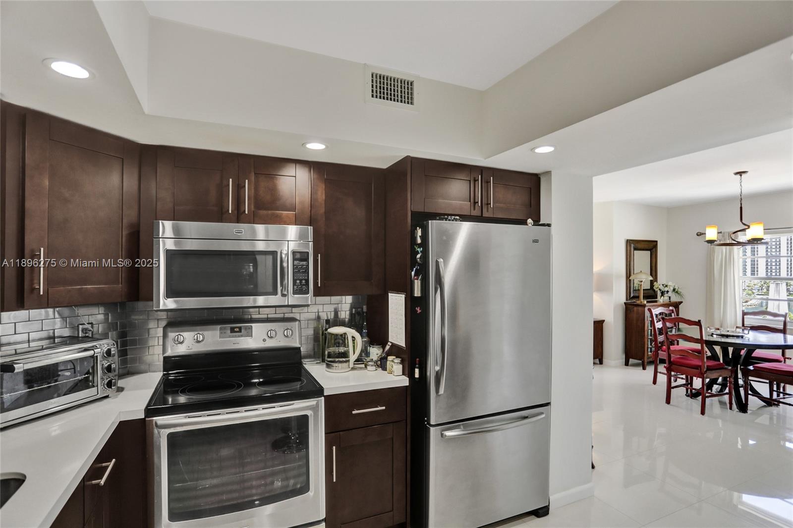 Ver detalles 731 2 / 2 1350 sq. ft. $ 2025-10-14 0 foto