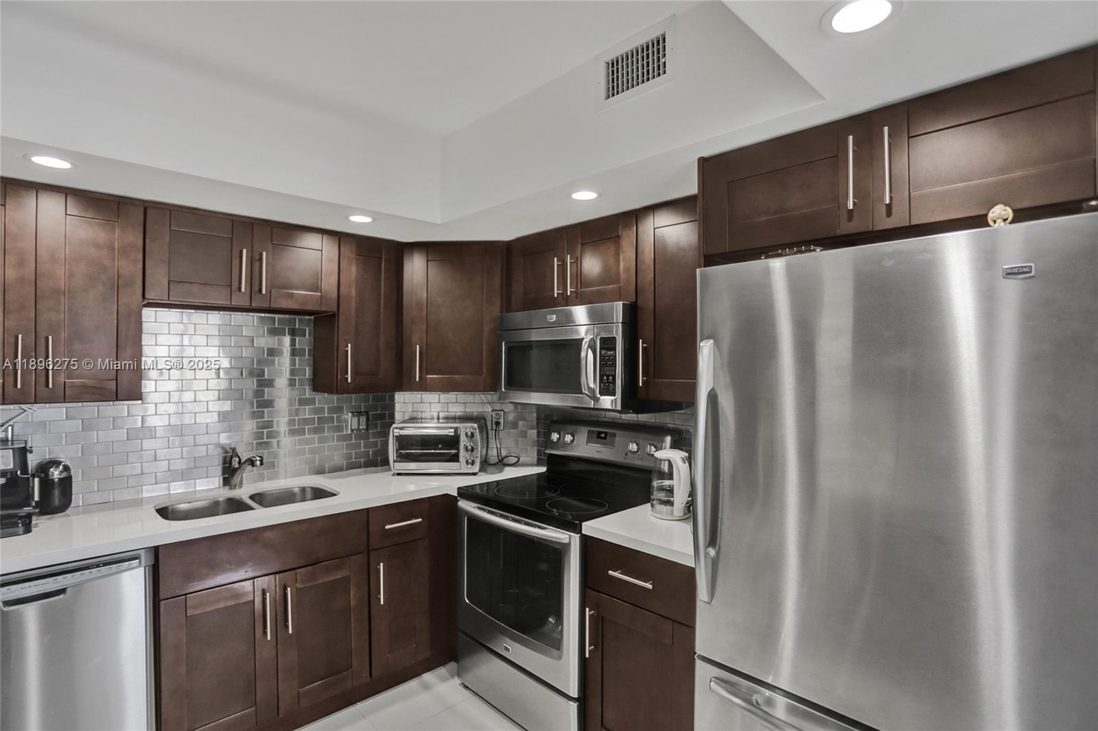 Ver detalles 731 2 / 2 1350 sq. ft. $ 2025-10-14 0 foto