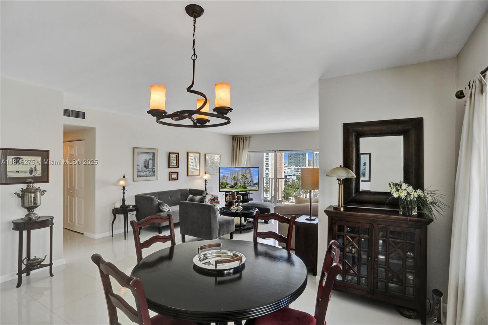 Ver detalles 731 2 / 2 1350 sq. ft. $ 2025-10-14 0 foto