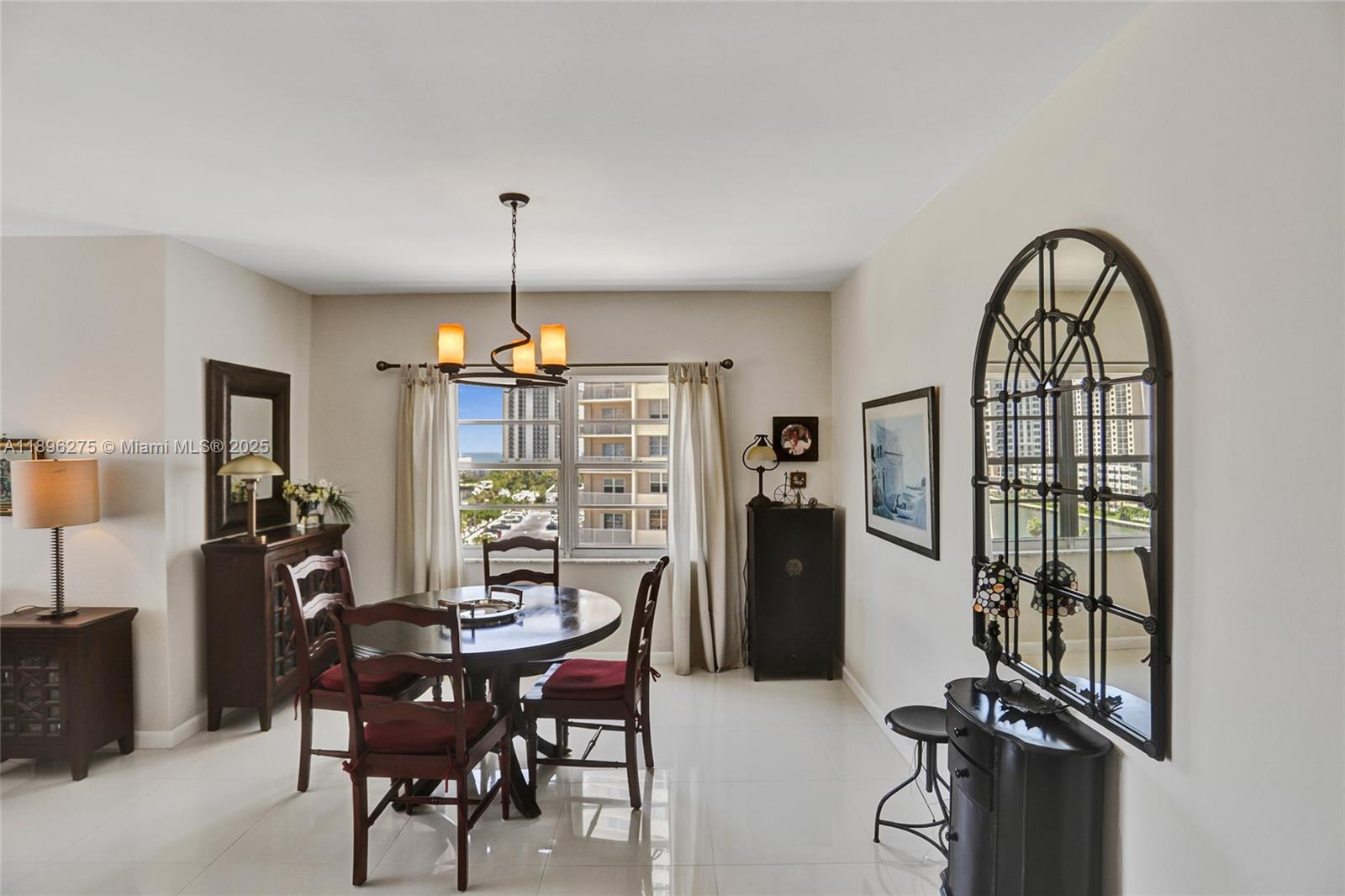Ver detalles 731 2 / 2 1350 sq. ft. $ 2025-10-14 0 foto