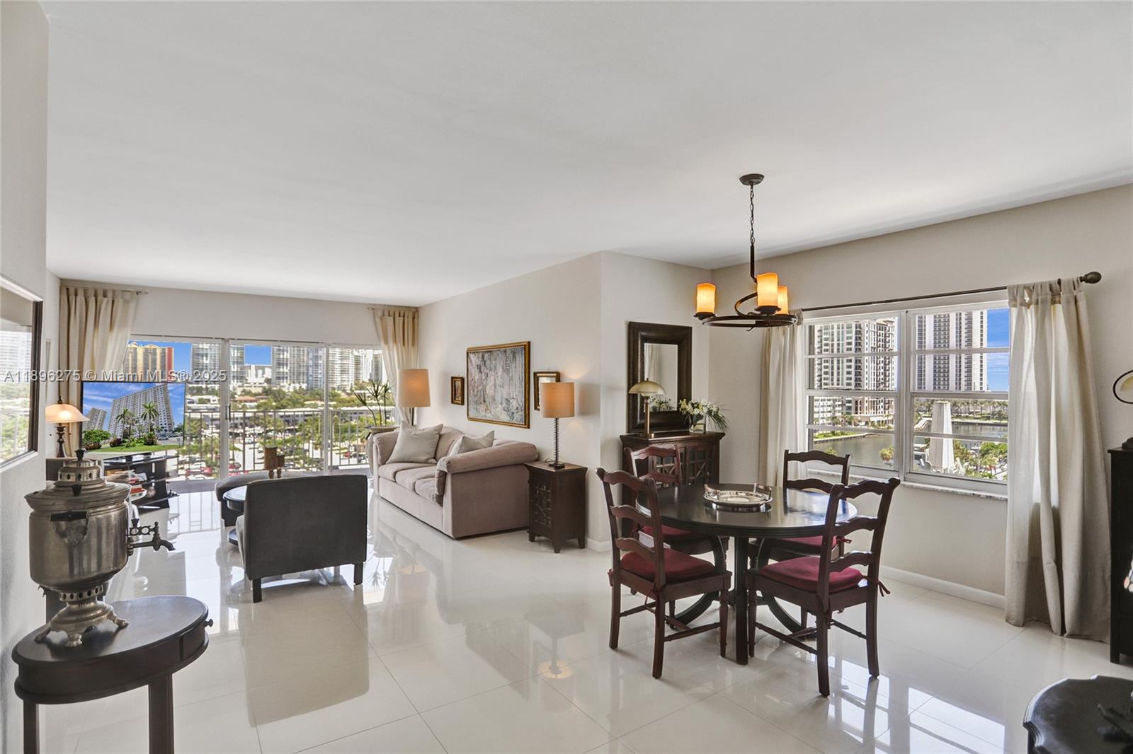 Ver detalles 731 2 / 2 1350 sq. ft. $ 2025-10-14 0 foto
