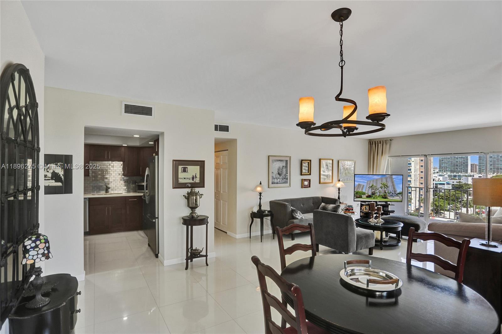 Ver detalles 731 2 / 2 1350 sq. ft. $ 2025-10-14 0 foto