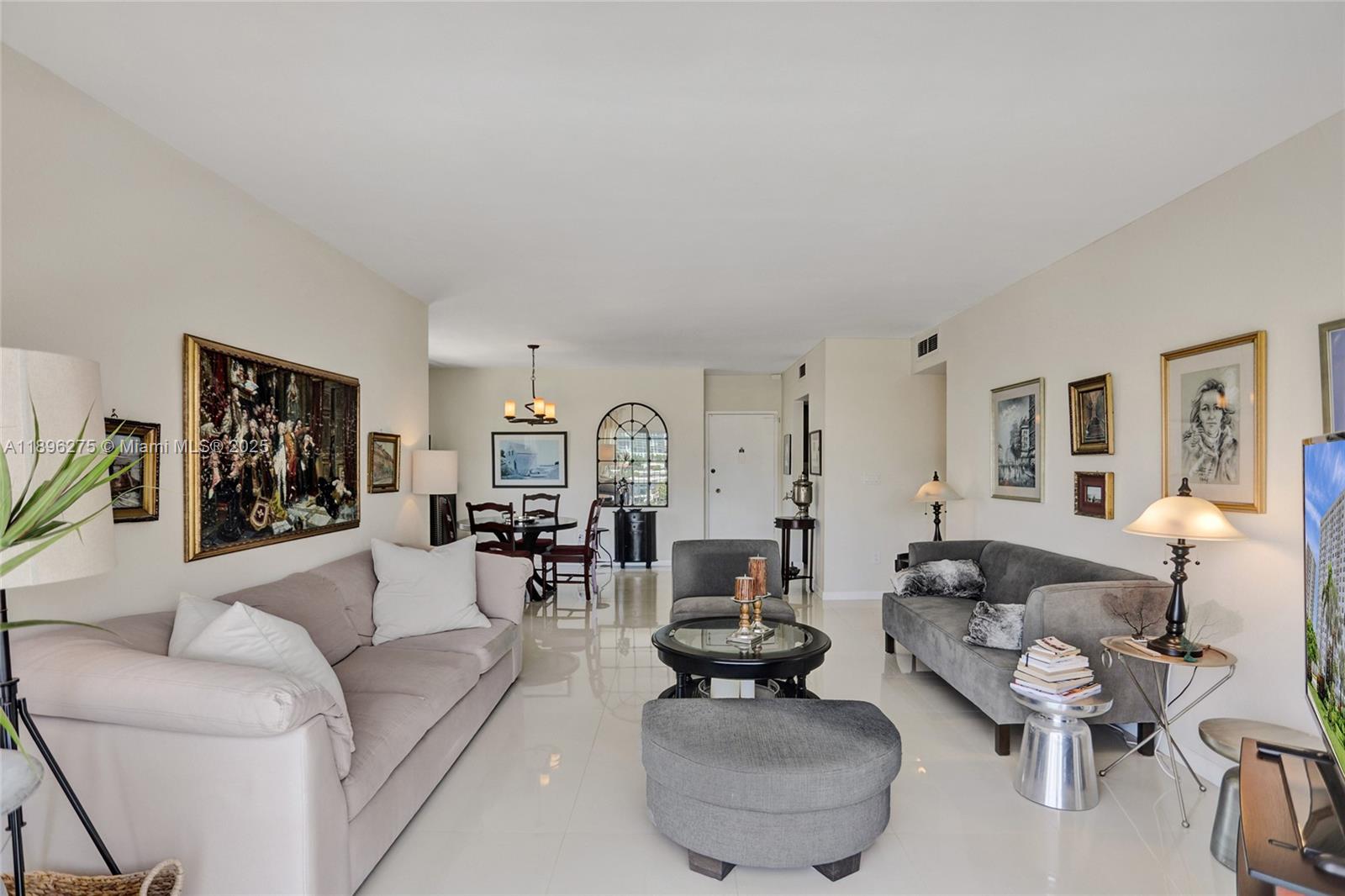 Ver detalles 731 2 / 2 1350 sq. ft. $ 2025-10-14 0 foto