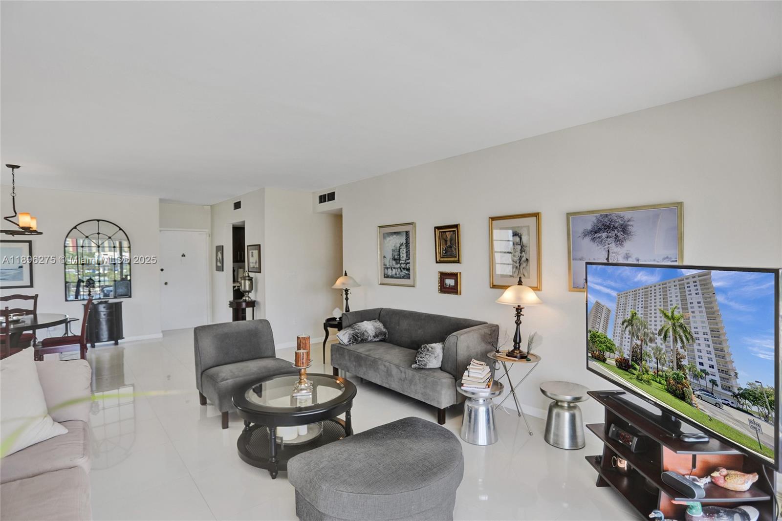 Ver detalles 731 2 / 2 1350 sq. ft. $ 2025-10-14 0 foto