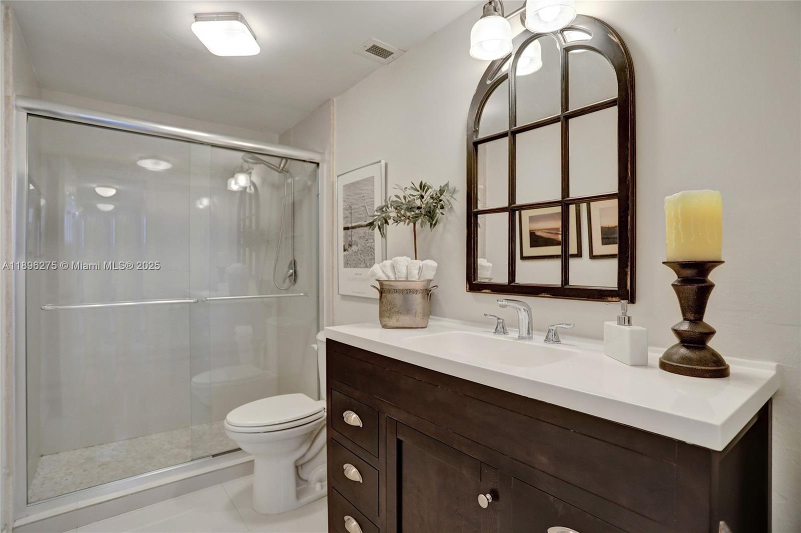 Ver detalles 731 2 / 2 1350 sq. ft. $ 2025-10-14 0 foto