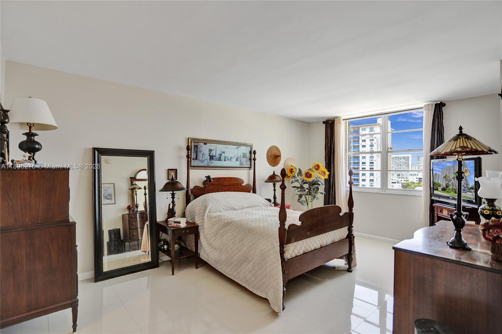Ver detalles 731 2 / 2 1350 sq. ft. $ 2025-10-14 0 foto