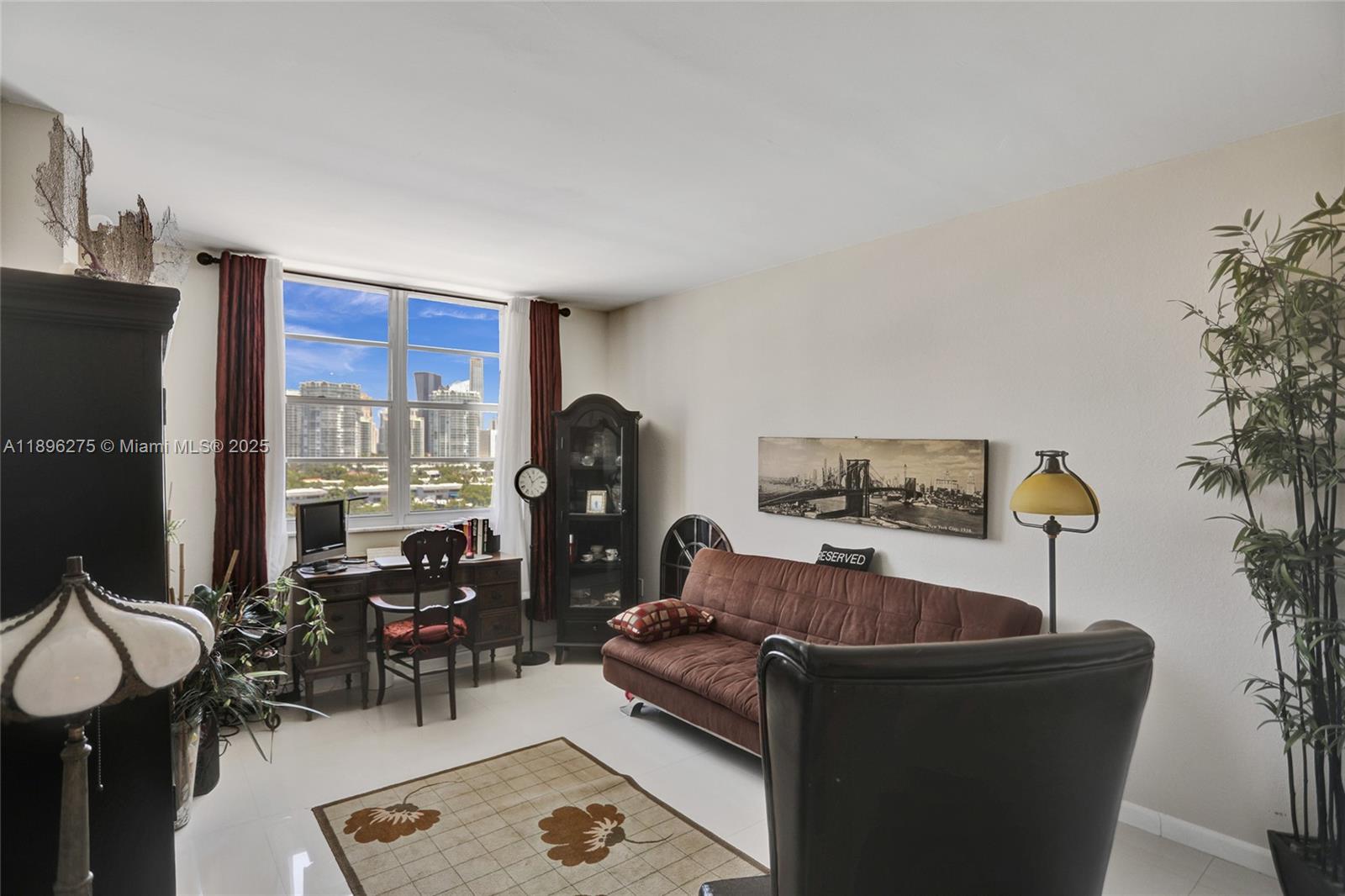 Ver detalles 731 2 / 2 1350 sq. ft. $ 2025-10-14 0 foto