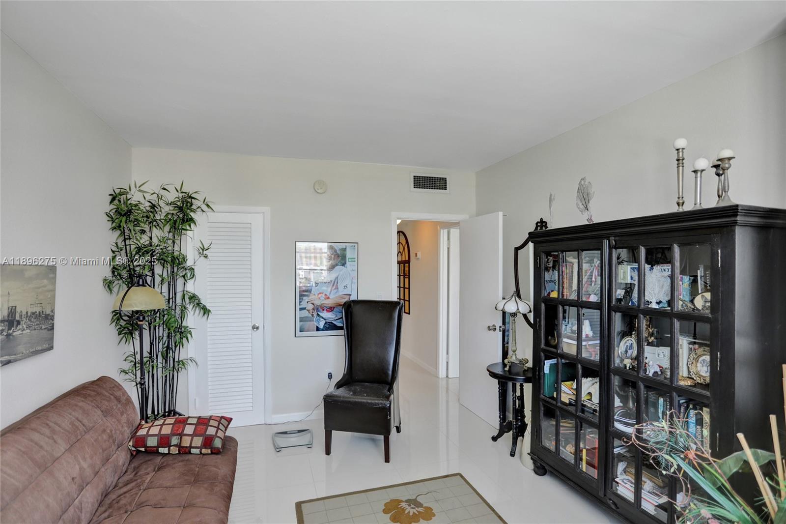 Ver detalles 731 2 / 2 1350 sq. ft. $ 2025-10-14 0 foto