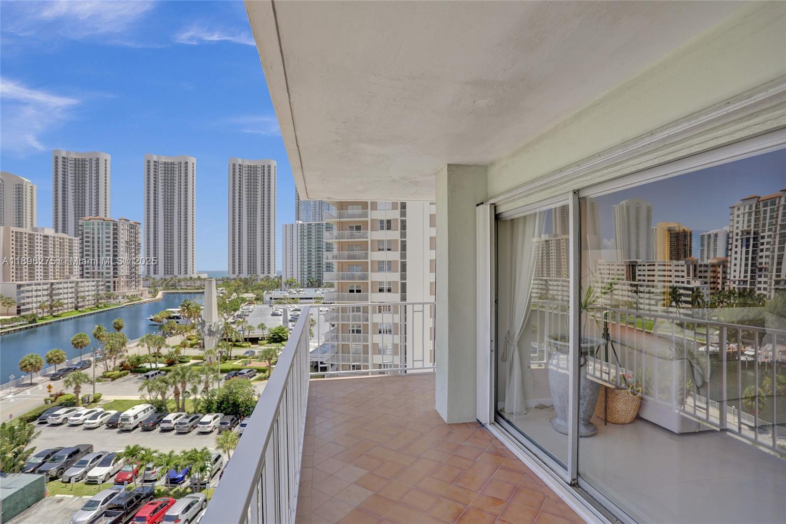 Ver detalles 731 2 / 2 1350 sq. ft. $ 2025-10-14 0 foto