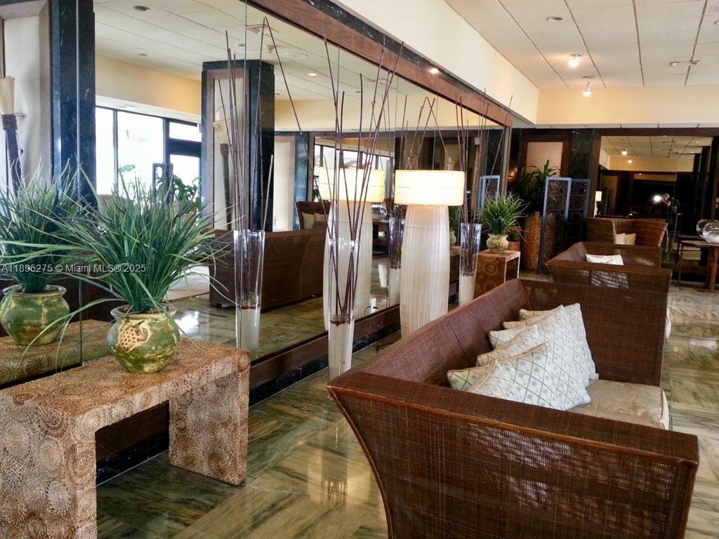 Ver detalles 731 2 / 2 1350 sq. ft. $ 2025-10-14 0 foto