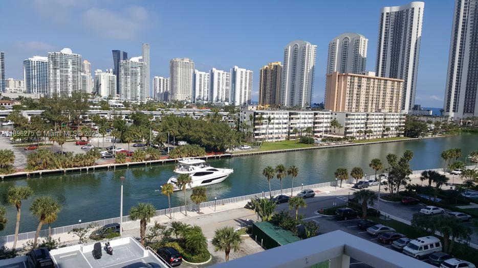 Ver detalles 731 2 / 2 1350 sq. ft. $ 2025-10-14 0 foto