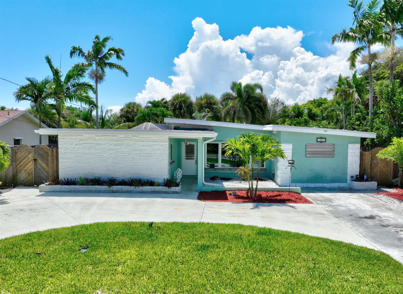 Ver detalles 1927 3 / 2 1777 sq. ft. $ 2026-06-07 0 foto