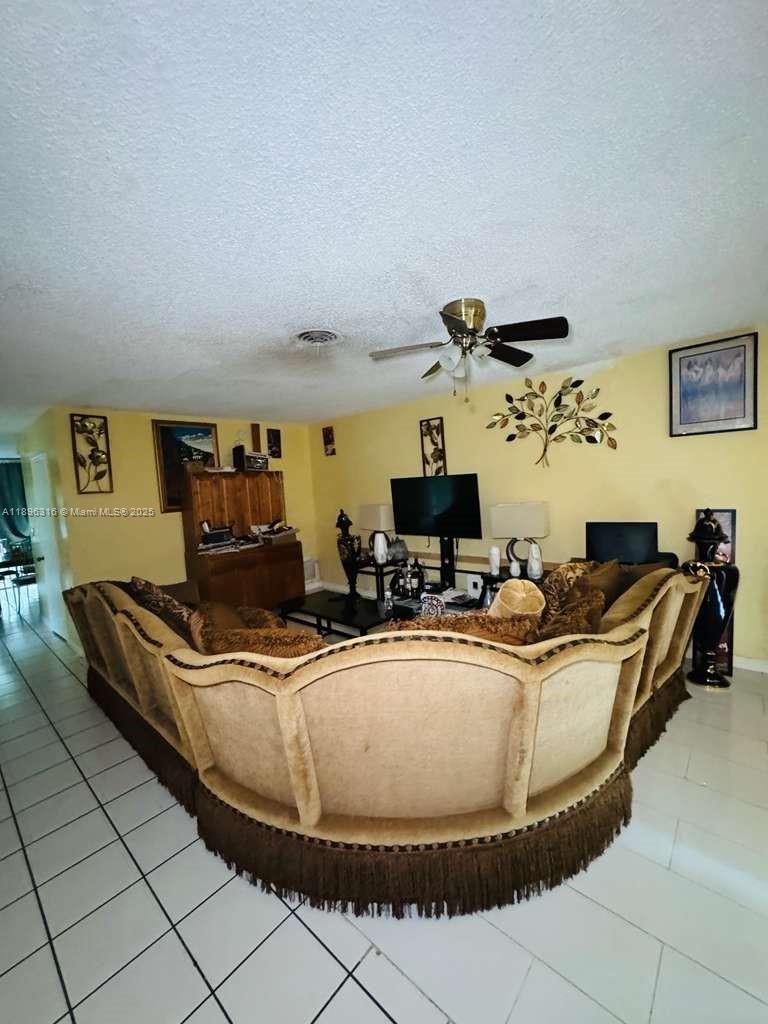 See details / 2698 sq. ft. $ 2025-10-14 0 Photo