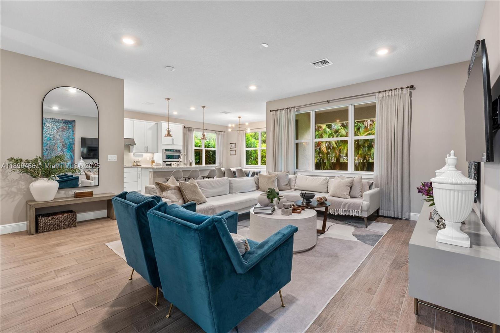 Ver detalles 4434 3 / 3 2220 sq. ft. $ 2025-10-30 0 foto