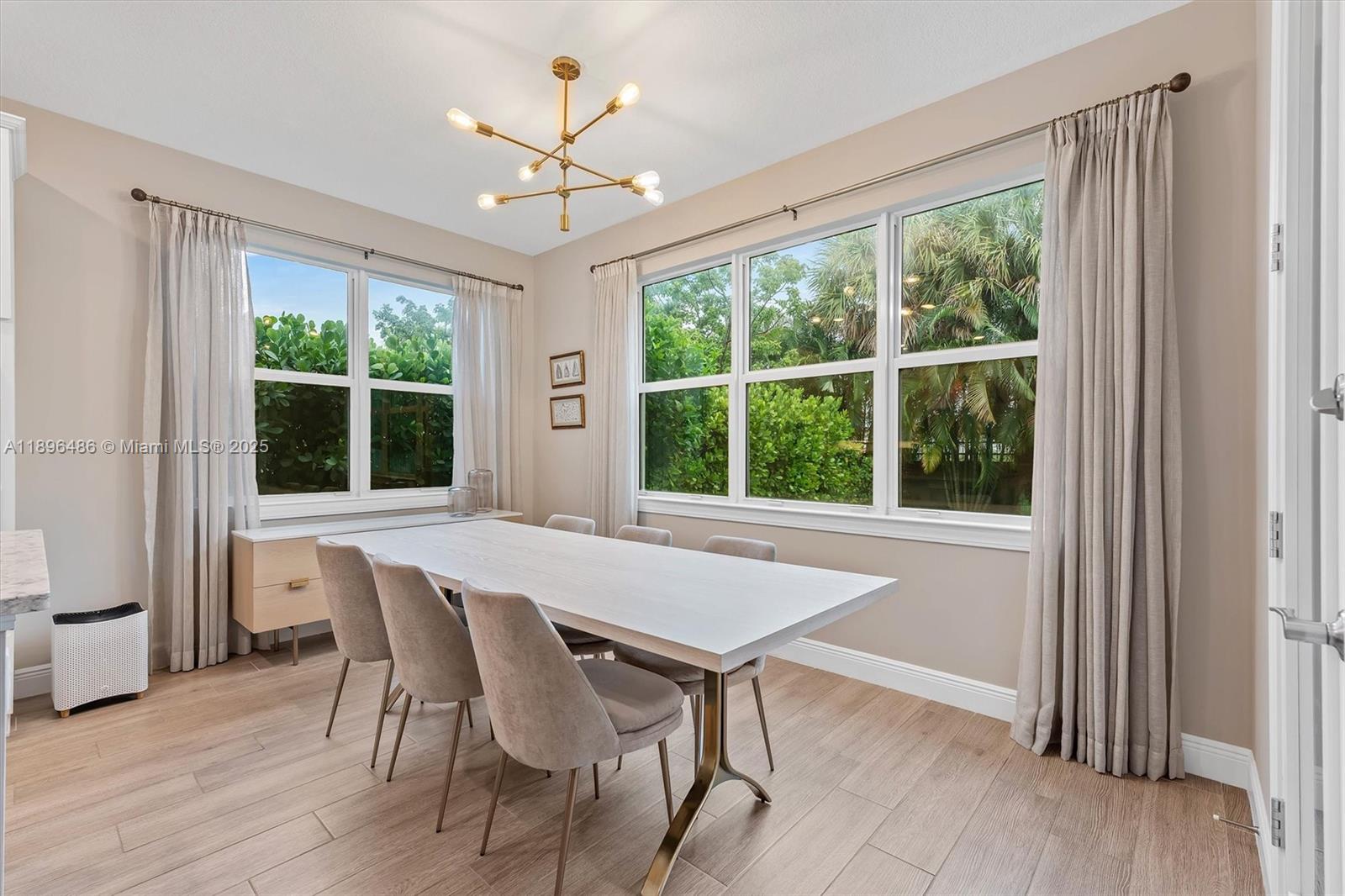 Ver detalles 4434 3 / 3 2220 sq. ft. $ 2025-10-30 0 foto