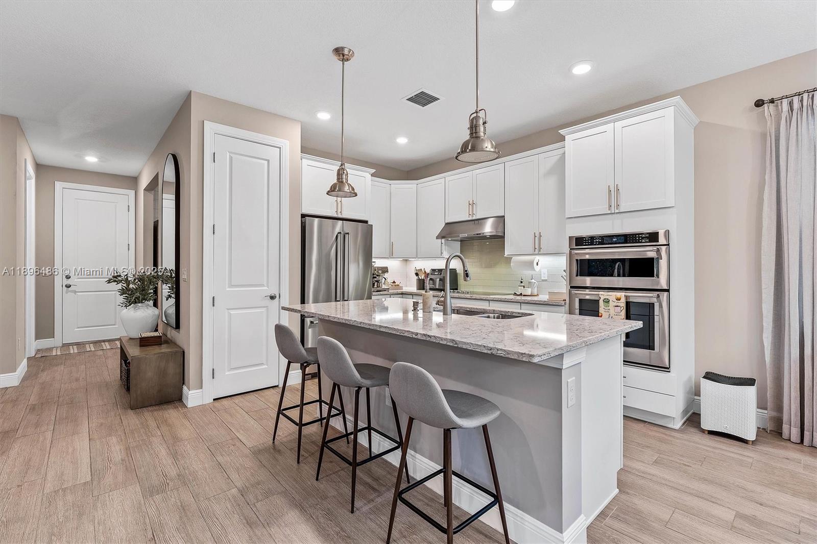 Ver detalles 4434 3 / 3 2220 sq. ft. $ 2025-10-30 0 foto