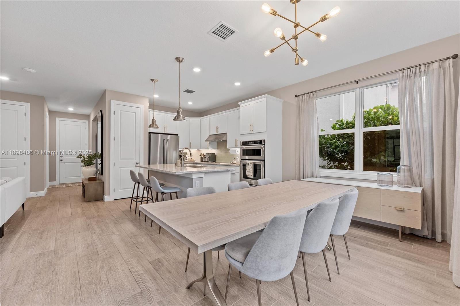 Ver detalles 4434 3 / 3 2220 sq. ft. $ 2025-10-30 0 foto