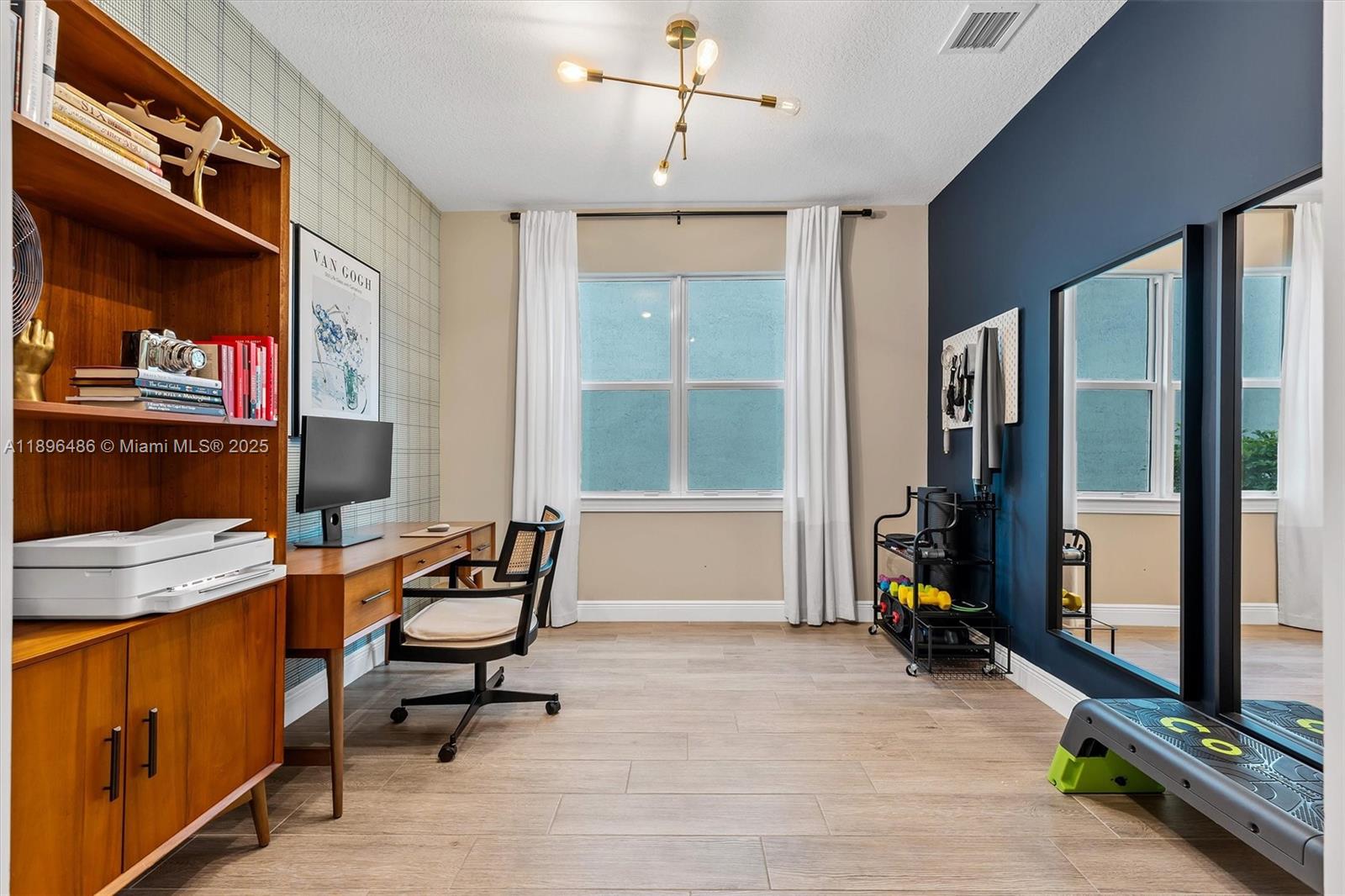 Ver detalles 4434 3 / 3 2220 sq. ft. $ 2025-10-30 0 foto