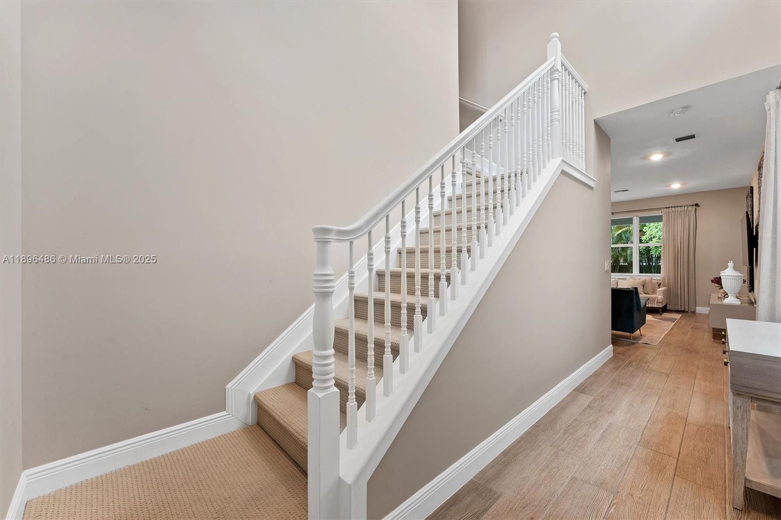 Ver detalles 4434 3 / 3 2220 sq. ft. $ 2025-10-30 0 foto