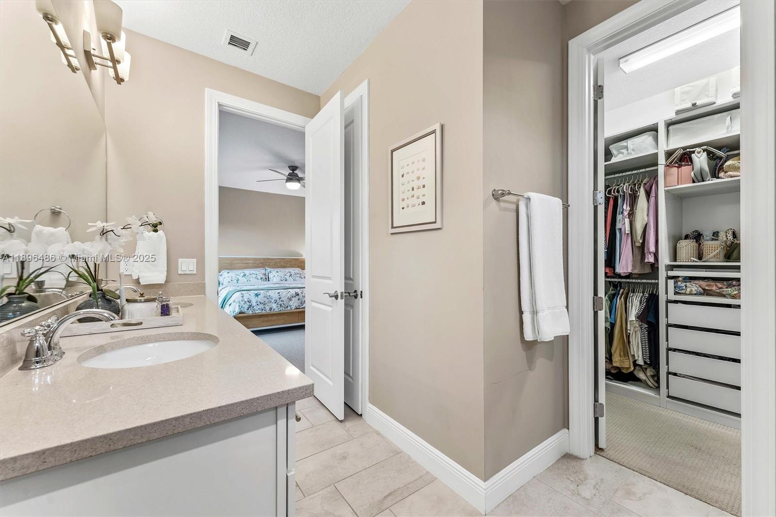 Ver detalles 4434 3 / 3 2220 sq. ft. $ 2025-10-30 0 foto