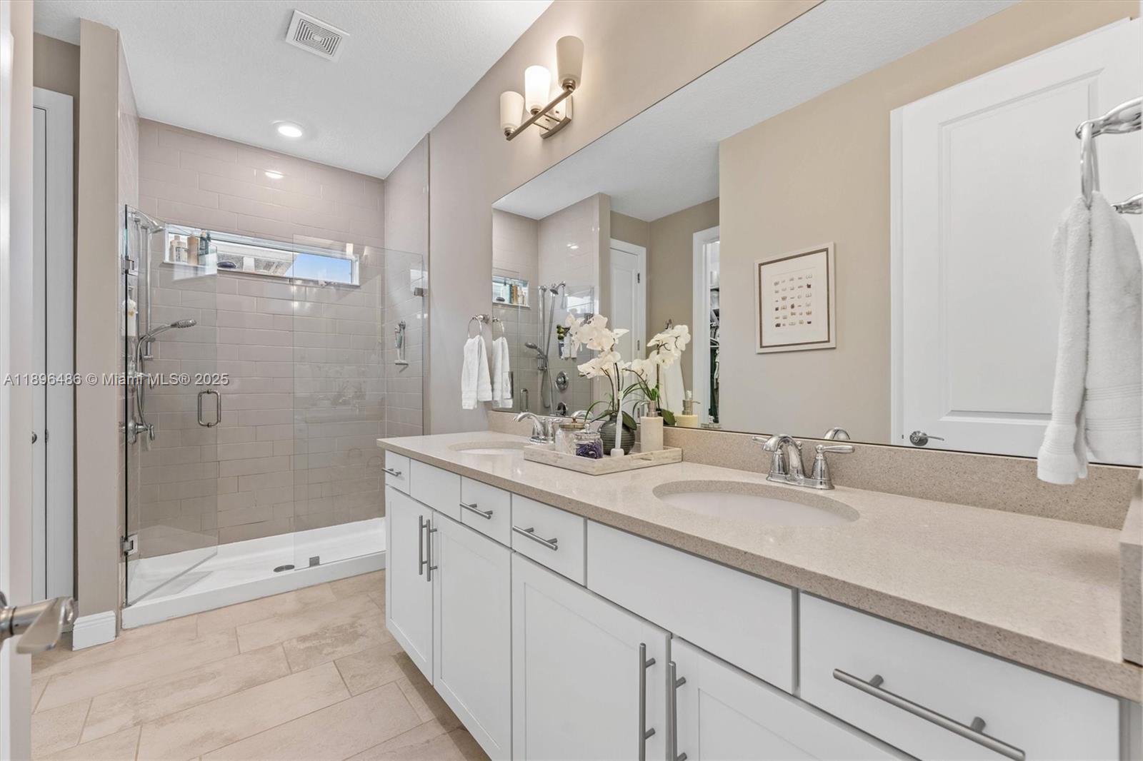 Ver detalles 4434 3 / 3 2220 sq. ft. $ 2025-10-30 0 foto