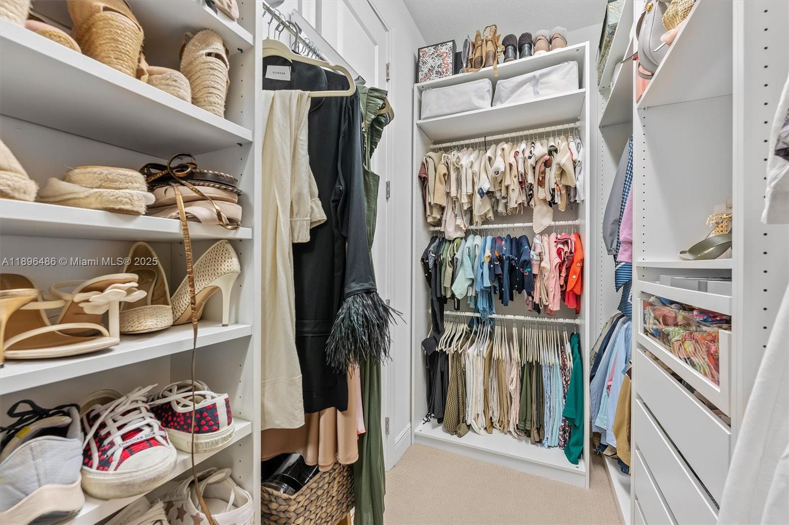 Ver detalles 4434 3 / 3 2220 sq. ft. $ 2025-10-30 0 foto