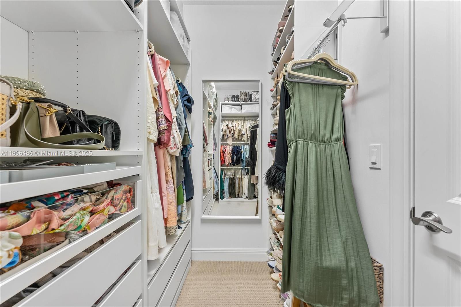 Ver detalles 4434 3 / 3 2220 sq. ft. $ 2025-10-30 0 foto