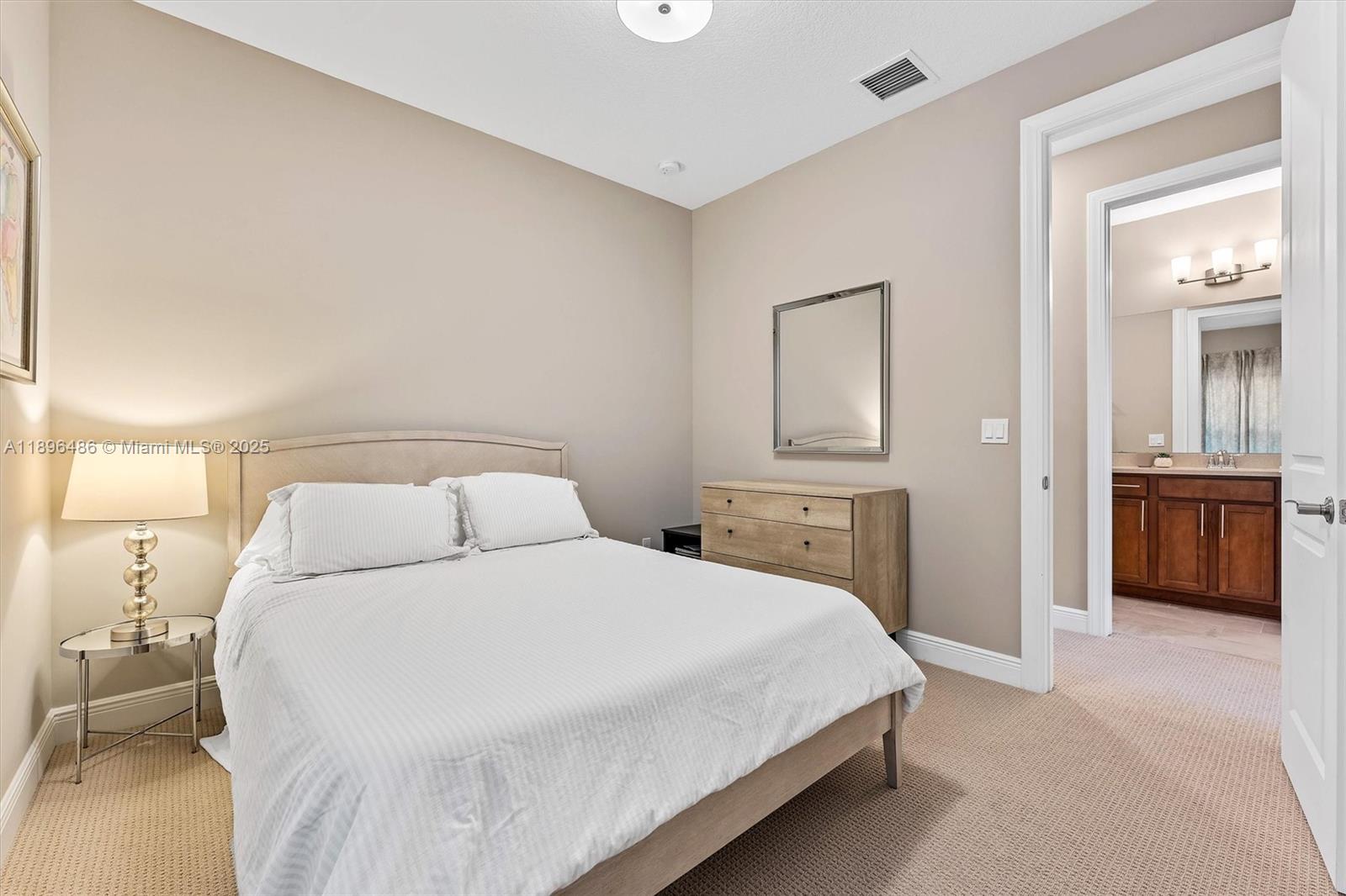 Ver detalles 4434 3 / 3 2220 sq. ft. $ 2025-10-30 0 foto