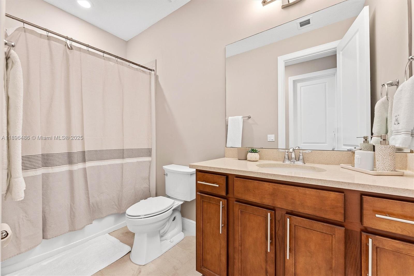 Ver detalles 4434 3 / 3 2220 sq. ft. $ 2025-10-30 0 foto