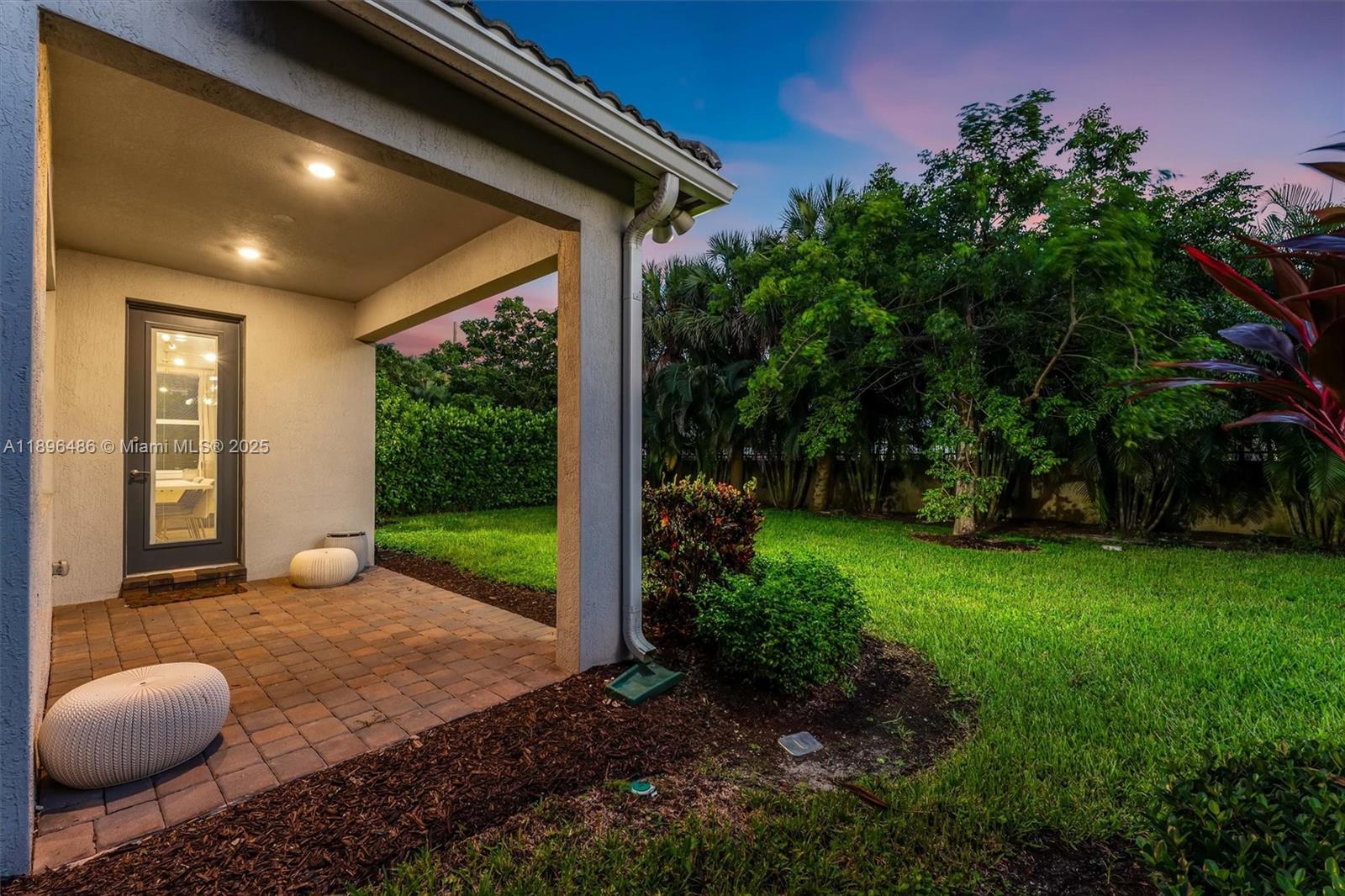 Ver detalles 4434 3 / 3 2220 sq. ft. $ 2025-10-30 0 foto