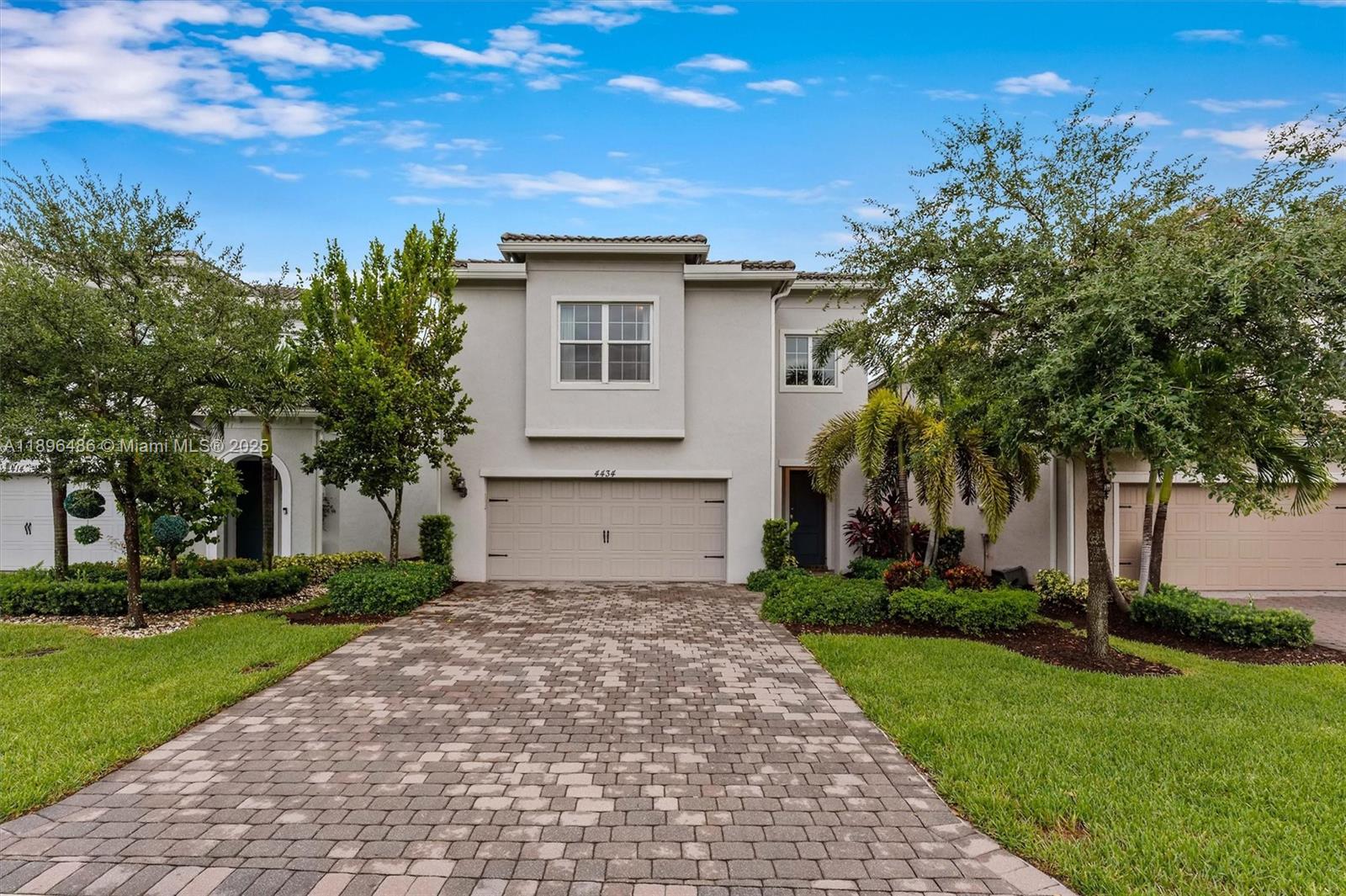 Ver detalles 4434 3 / 3 2220 sq. ft. $ 2025-10-30 0 foto