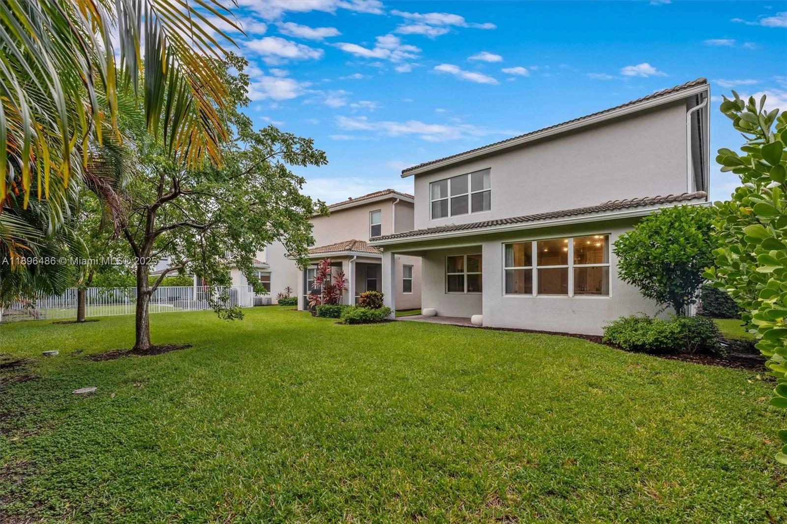 Ver detalles 4434 3 / 3 2220 sq. ft. $ 2025-10-30 0 foto