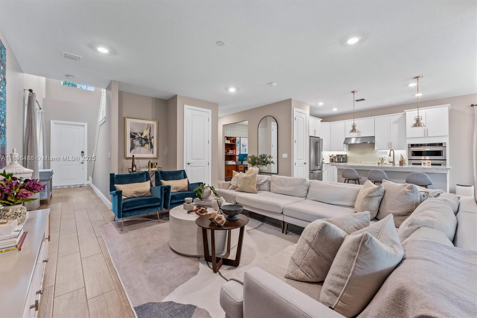 Ver detalles 4434 3 / 3 2220 sq. ft. $ 2025-10-30 0 foto