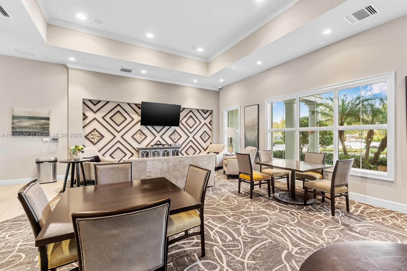 Ver detalles 4434 3 / 3 2220 sq. ft. $ 2025-10-30 0 foto