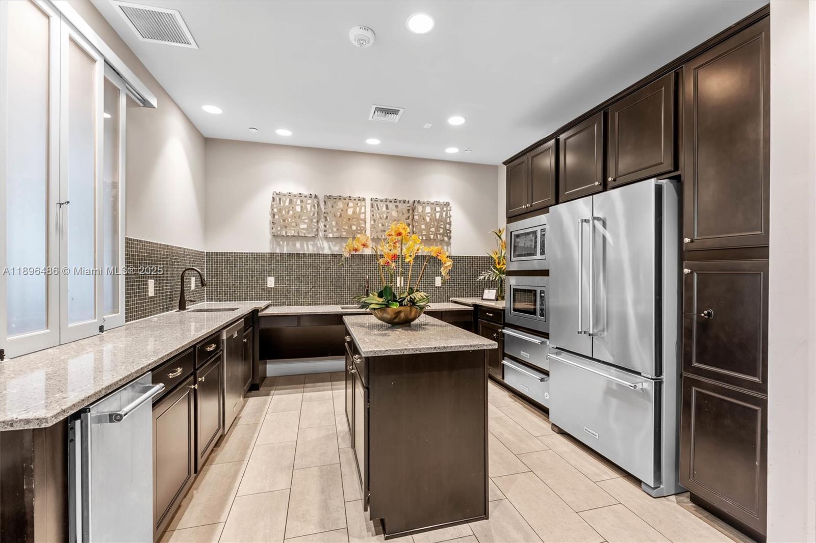 Ver detalles 4434 3 / 3 2220 sq. ft. $ 2025-10-30 0 foto