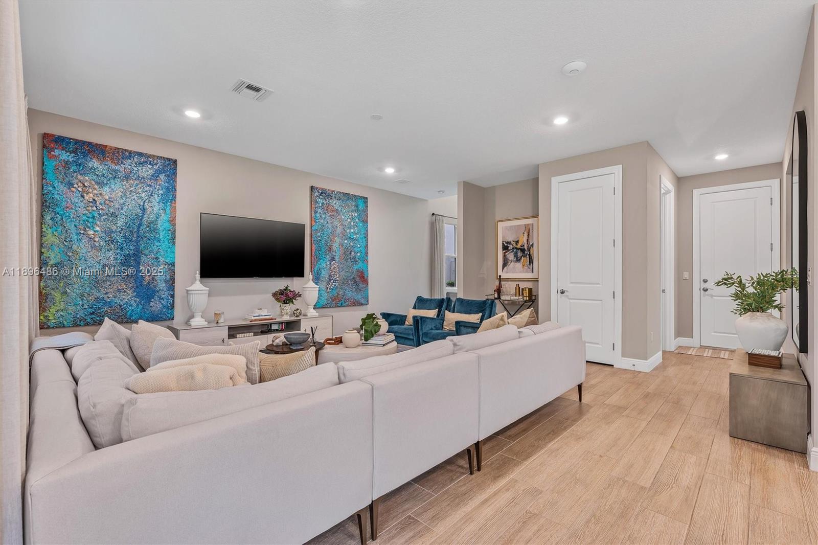 Ver detalles 4434 3 / 3 2220 sq. ft. $ 2025-10-30 0 foto