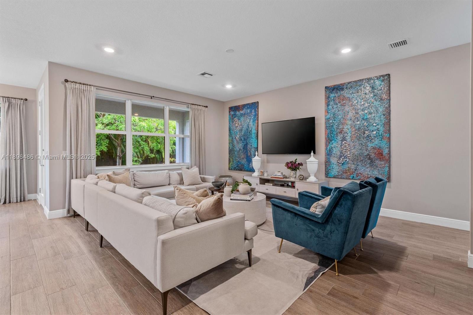 Ver detalles 4434 3 / 3 2220 sq. ft. $ 2025-10-30 0 foto