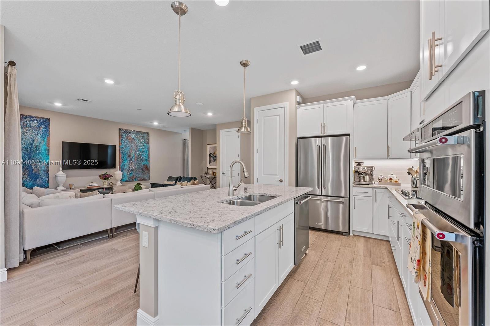 Ver detalles 4434 3 / 3 2220 sq. ft. $ 2025-10-30 0 foto