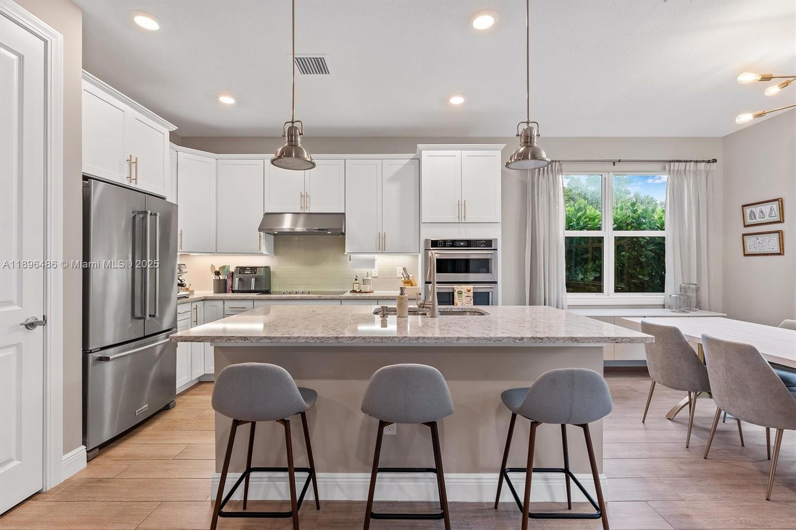 Ver detalles 4434 3 / 3 2220 sq. ft. $ 2025-10-30 0 foto