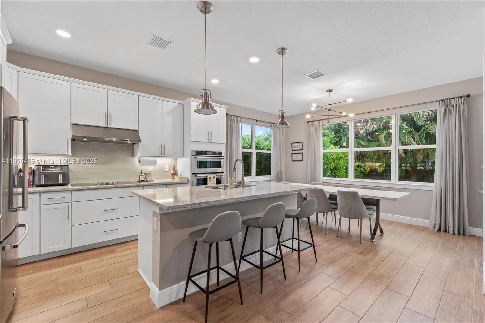 Ver detalles 4434 3 / 3 2220 sq. ft. $ 2025-10-30 0 foto